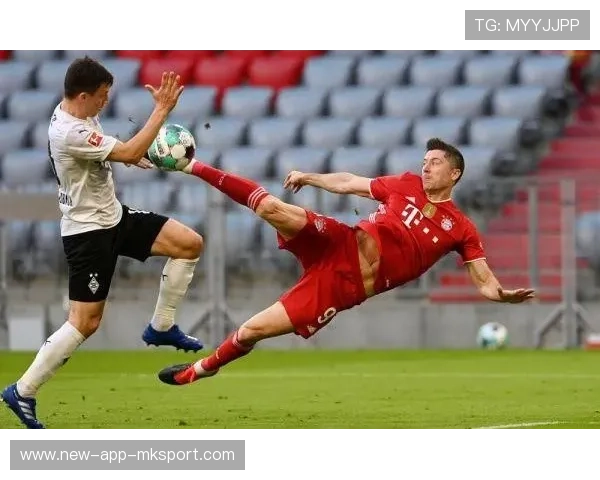 拜仁科曼从边线起速折返爆射成焦点