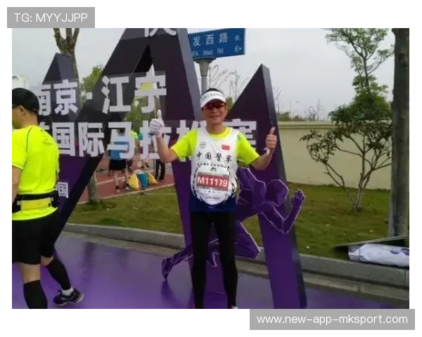 失明老人坚持跑步40年，领跑员获评最美志愿者，一个失明的老人坐在路边乞讨